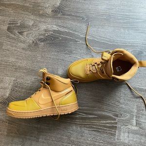 Nike books tan size 7y (women’s 8.5)